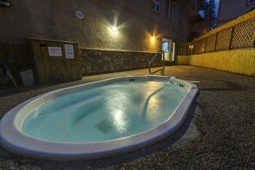 هتل Inn Of The Rockies