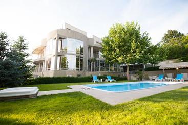 تختخواب و صبحانه Bruxelles Guesthouse Craiova