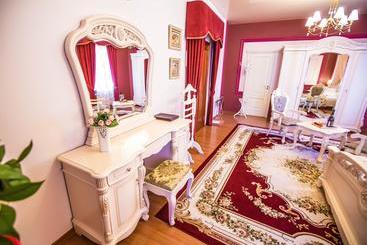 هتل 13 Chairs Boutique