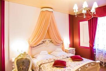 هتل 13 Chairs Boutique