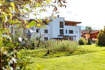هتل Ski And Golf Resort Zell Am See
