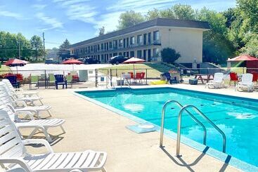 Отель Geneva Wells Inn