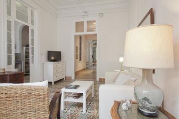 تختخواب و صبحانه Downtown House