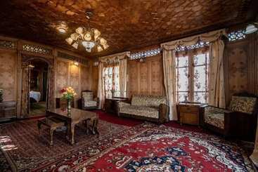 بنسيون Kharpalace Group Of Houseboats