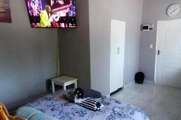 بنسيون Mila Lodge 1