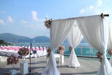 Отель Wyndham Grand Phuket Kalim Bay