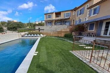 ベッドアンドブレックファースト Les Grenadiers De Saint Sat