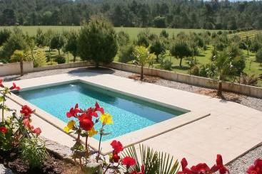 דירות לתיירים Villa De 2 Chambres Avec Piscine Privee Jardin Et Wifi A Mormoiron