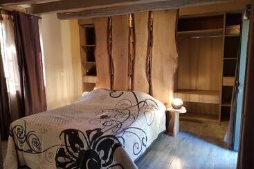 مبيت وإفطار Chambres D'hôtes L'oustralac