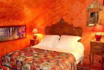 تختخواب و صبحانه La Chandanielerie
