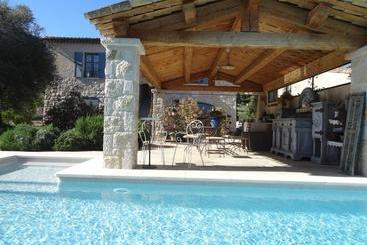 ベッドアンドブレックファースト Les 4 Elements