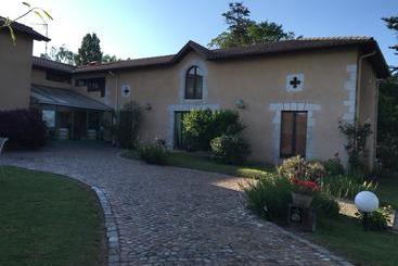 هتل Hôtel Studios Les Acacias