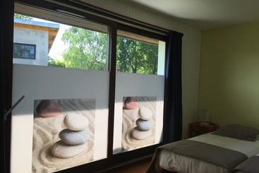 هتل Hôtel Studios Les Acacias