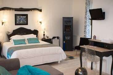 ホテル Logis Hôtel & Restaurant Au Clos Paillé Charme & Caractère