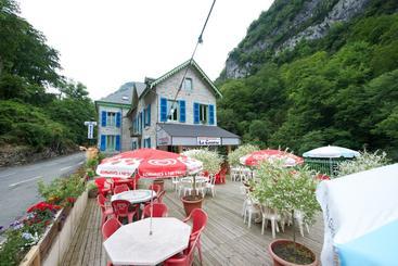 هتل Auberge La Caverne