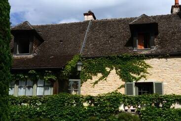 مبيت وإفطار Les Demoiselles De Ladoix