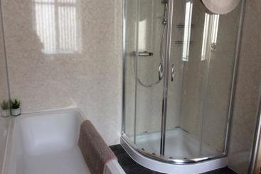 تختخواب و صبحانه Cara House