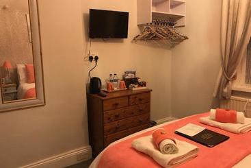 تختخواب و صبحانه Cliveden Guest House