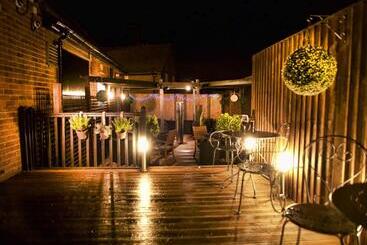 تختخواب و صبحانه Spire View At The Galleon Restaurant