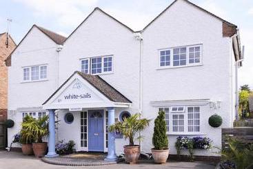 ベッドアンドブレックファースト White Sails