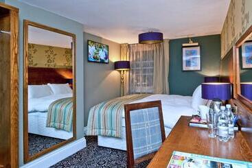 בית מלון כפרי The Hatchet Inn Wetherspoon