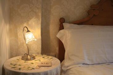 School House Cottage B&b And Tea Garden