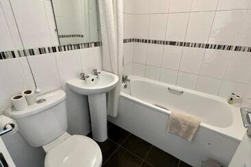 민박 Calverts Hotel   Newport, Isle Of Wight