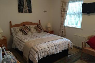 تختخواب و صبحانه Clare Forest Apartment