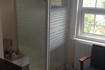 تختخواب و صبحانه Park House Guest House