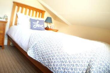 Bed and Breakfast Schooner Point Guest House