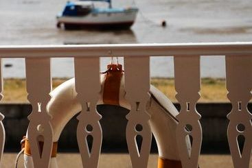 تختخواب و صبحانه The Bay
