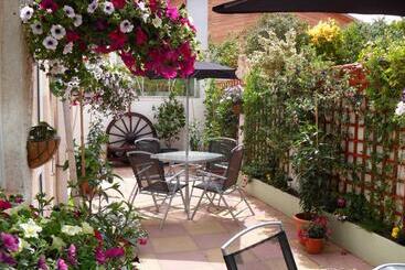 住宿加早餐 The Florida Guest House