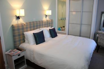 تختخواب و صبحانه Marine Rooms