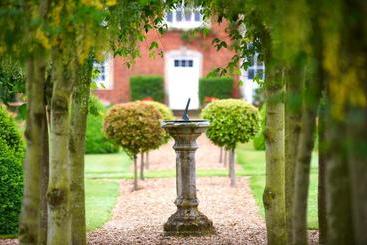 هتل Chicheley Hall