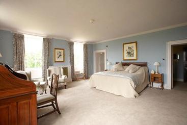 هتل Chicheley Hall