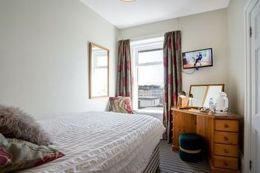 Bed and Breakfast Antrim House Guest Rooms & Suites