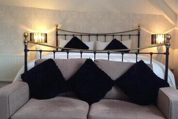Bed and Breakfast Haversham House  Adults Only