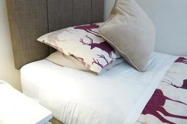 تختخواب و صبحانه Pitcullen Guest House