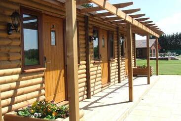 هتل Calderfields Golf & Country Club