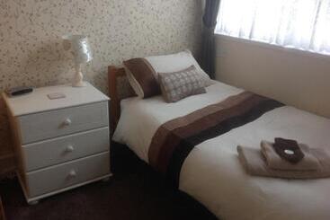 فندق Cleasewood Guest House