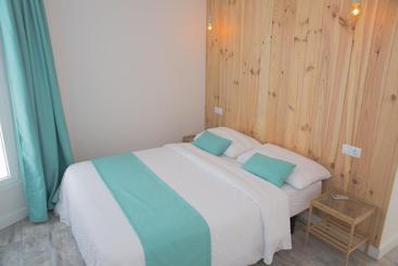 방갈로 The Vintage Club  Caters To Gay Men