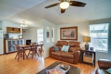 کلبه Charming Home W/ Dock, Near Downtown Lake Charles!