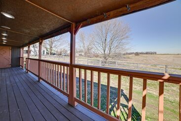 بيت ريفى Peaceful Kentucky Countryside Cabin W/ Porch