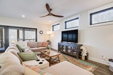 별장 Lakefront Moneta Home W/ Hot Tub & Boat Dock!