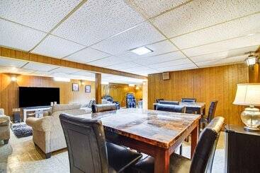 کلبه Milwaukee Home W/ Fire Pit ~ 8 Mi To Lake Michigan