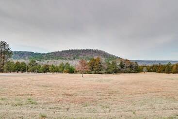 Pet Friendly Dover Cottage W/ Deck + Mtn Views!