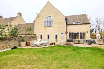 별장 The Bourton On The Water Place   Lovely 5bdr House With Parking + Garden