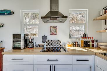 بيت ريفى Zen Box  Tranquil Vermont Escape W/ Lake Views!