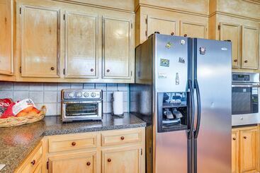 کلبه Charleston Home: Game Room, Large Deck & 2 Grills!