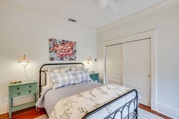 Сельский дом 1 Mi To Downtown Tyler: Historic Home W/ Porch!